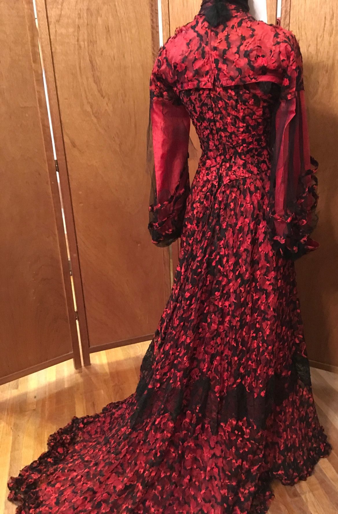 Lady in red - back
